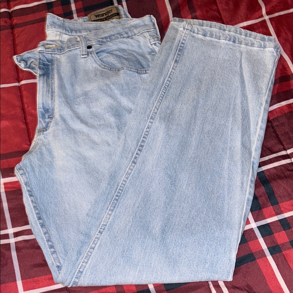 Wrangler Men's Relaxed Fit Light Blue Jeans
